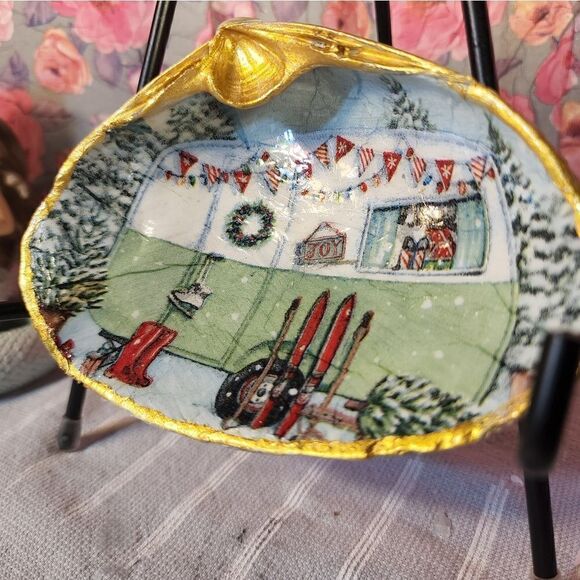 DECOUPAGE CLAM SHELL DECOUPAGE CHRISTMAS TRAILER ON A CLAM SHELL TRINKET DISH - Picture 3 of 10
